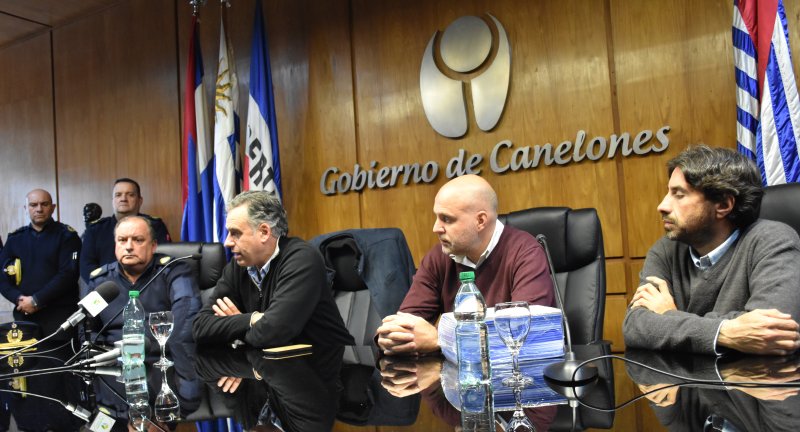 Jefe de Policia de Canelones,Víctor Trezza, Intendente de Canelones, Yamandú Orsi, Secretario General, Francisco Legnani, y el Director General de Tránsito y Transporte, Marcelo Metediera, en la firma de convenio de cooperación entre el Gobierno de Canelones y la Jefatura de Policía de Canelones Jefe de Policia de Canelones,Víctor Trezza, Intendente de Canelones, Yamandú Orsi, Secretario General, Francisco Legnani, y el Director General de Tránsito y Transporte, Marcelo Metediera, en la firma de convenio de cooperación entre el Gobierno de Canelones y la Jefatura de Policía de Canelones