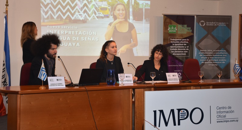 Gonzalo Núñez, Carolina Zubelso, funcionarios de la Secretaría de Comunicaciones de la Intendencia, y Micaela Rodríguez, del área de discapacidad, exponiendo la ponencia Rumbo a una comunicación sin barreras, en el II° Congreso de Discapacidad y Empresas: por el camino de la inclusión, desarrollado en la sala de eventos de IMPO. Gonzalo Núñez, Carolina Zubelso, funcionarios de la Secretaría de Comunicaciones de la Intendencia, y Micaela Rodríguez, del área de discapacidad, exponiendo la ponencia Rumbo a una comunicación sin barreras, en el II° Congreso de Discapacidad y Empresas: por el camino de la inclusión, desarrollado en la sala de eventos de IMPO.