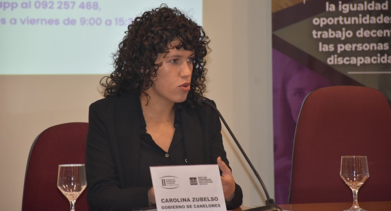 Carolina Zubelso, funcionaria de la Secretaría de Comunicaciones de la Intendencia, exponiendo la ponencia Rumbo a una comunicación sin barreras, en el II° Congreso de Discapacidad y Empresas: por el camino de la inclusión, desarrollado en la sala de eventos de IMPO. Carolina Zubelso, funcionaria de la Secretaría de Comunicaciones de la Intendencia, exponiendo la ponencia Rumbo a una comunicación sin barreras, en el II° Congreso de Discapacidad y Empresas: por el camino de la inclusión, desarrollado en la sala de eventos de IMPO.