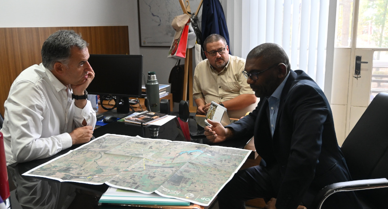 De izq. a der.: Intendente de Canelones, Prof. Yamandú Orsi, el Director General de Gestión Ambiental, Leonardo Herou, y el integrante del directorio de OSE Edgardo Ortuño, en reunión para tratar temas referidos al cuidado del agua en el actual contexto de sequía De izq. a der.: Intendente de Canelones, Prof. Yamandú Orsi, el Director General de Gestión Ambiental, Leonardo Herou, y el integrante del directorio de OSE Edgardo Ortuño, en reunión para tratar temas referidos al cuidado del agua en el actual contexto de sequía