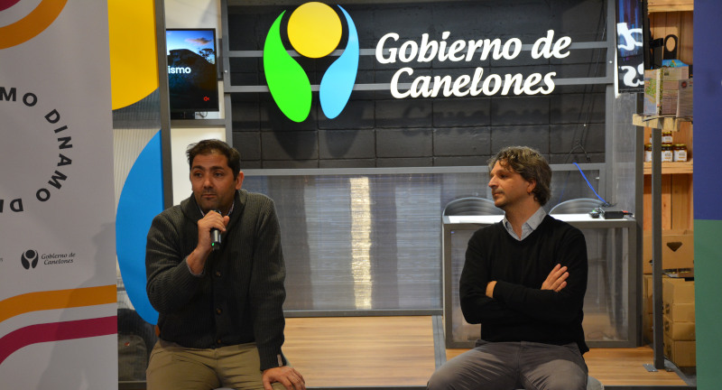 El referente de DÍNAMO Canelones, Rodrigo Márquez, y el Director de Desarrollo Industrial de la Intendencia de Canelones, Martín Mercado, en la charla sobre Industrias Creativas en Canelones, que se llevó a cabo en el Pabellón de Canelones de la Expo Prado 2022. El referente de DÍNAMO Canelones, Rodrigo Márquez, y el Director de Desarrollo Industrial de la Intendencia de Canelones, Martín Mercado, en la charla sobre Industrias Creativas en Canelones, que se llevó a cabo en el Pabellón de Canelones de la Expo Prado 2022.