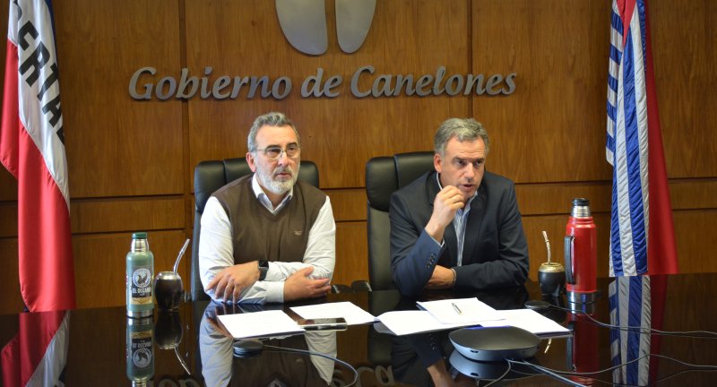 Director General de Relaciones Internacionales y Gobierno Abierto, Dr. Edison Lanza, y el Intendente de Canelones, Prof. Yamandú Orsi