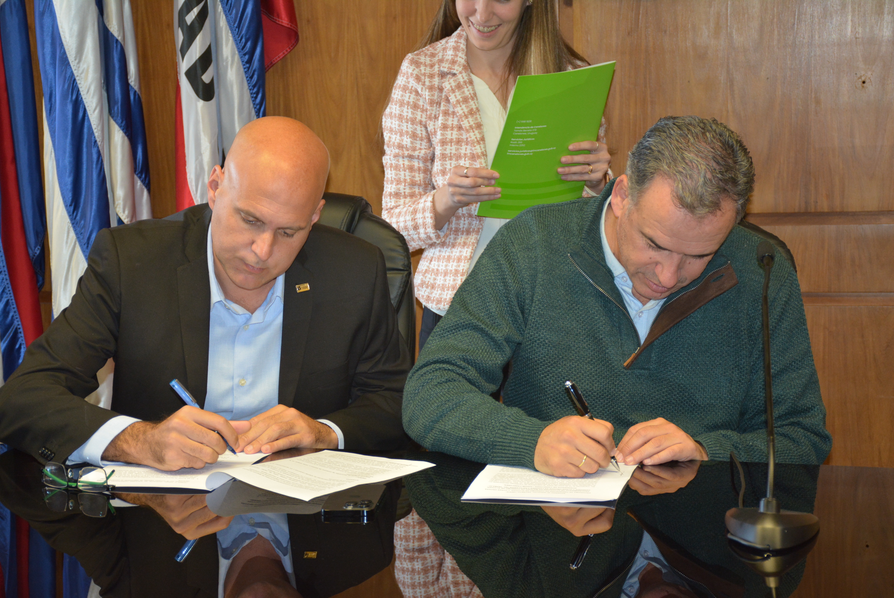 Intendencia y ADEOM Canelones firmaron acuerdo de actuación para el desarrollo del Programa de prevención de consumo de alcohol y otras drogas Intendencia y ADEOM Canelones firmaron acuerdo de actuación para el desarrollo del Programa de prevención de consumo de alcohol y otras drogas