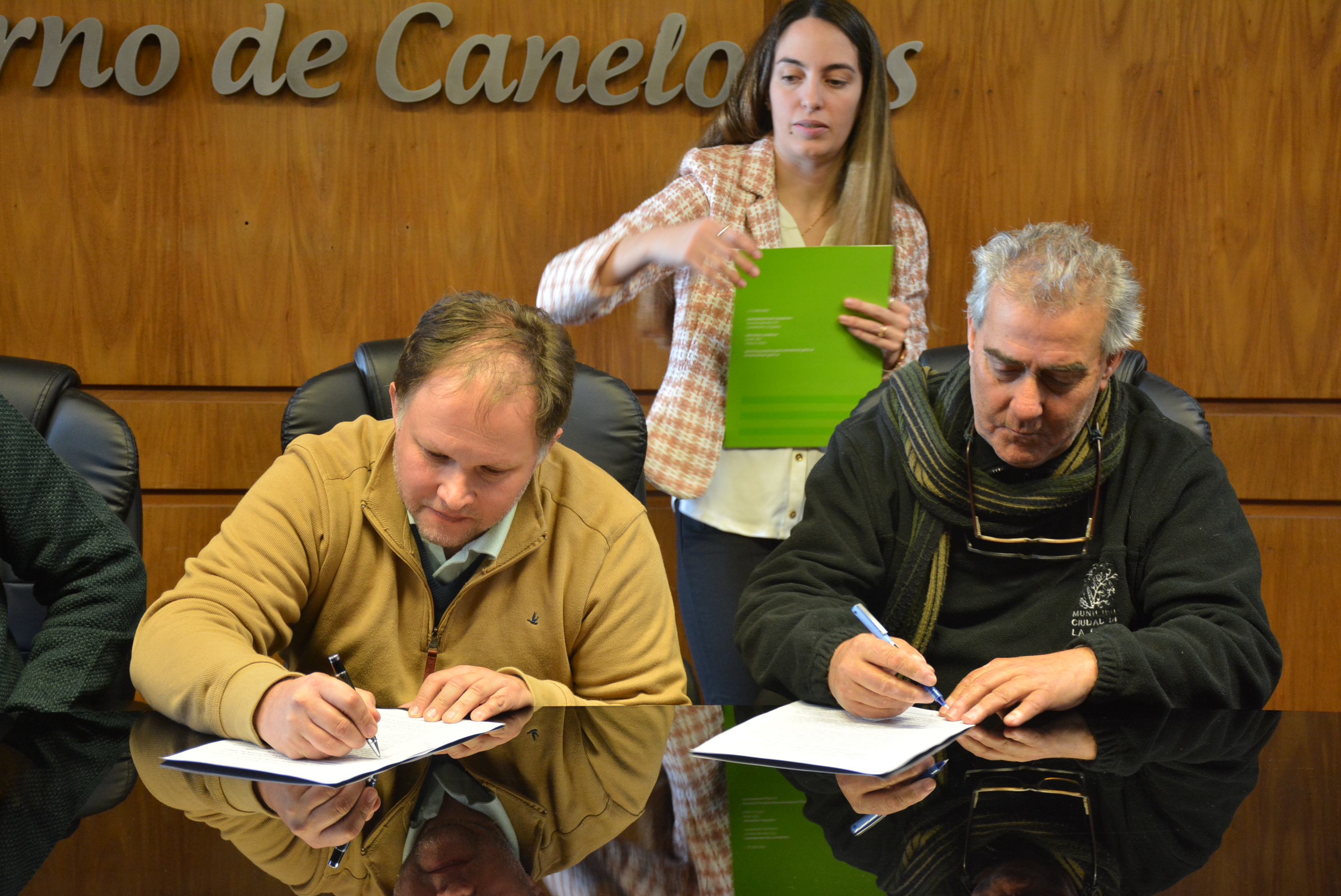 Intendencia y ADEOM Canelones firmaron acuerdo de actuación para el desarrollo del Programa de prevención de consumo de alcohol y otras drogas Intendencia y ADEOM Canelones firmaron acuerdo de actuación para el desarrollo del Programa de prevención de consumo de alcohol y otras drogas