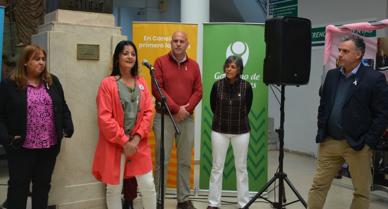 Izq. a der.: Directora de Salud, Lic. Aracelis Delgado, Presidenta del grupo PPAMA, Marlene Luzardo, Secretario General, Dr. Esc. Francisco Legnani, Pro Secretaria General, As. Soc. Silvana Nieves e Intendente de Canelones, Prof. Yamandú Orsi, en el lanzamiento de agenda de actividades en el marco del mes de la prevención del cáncer de mama Izq. a der.: Directora de Salud, Lic. Aracelis Delgado, Presidenta del grupo PPAMA, Marlene Luzardo, Secretario General, Dr. Esc. Francisco Legnani, Pro Secretaria General, As. Soc. Silvana Nieves e Intendente de Canelones, Prof. Yamandú Orsi, en el lanzamiento de agenda de actividades en el marco del mes de la prevención del cáncer de mama