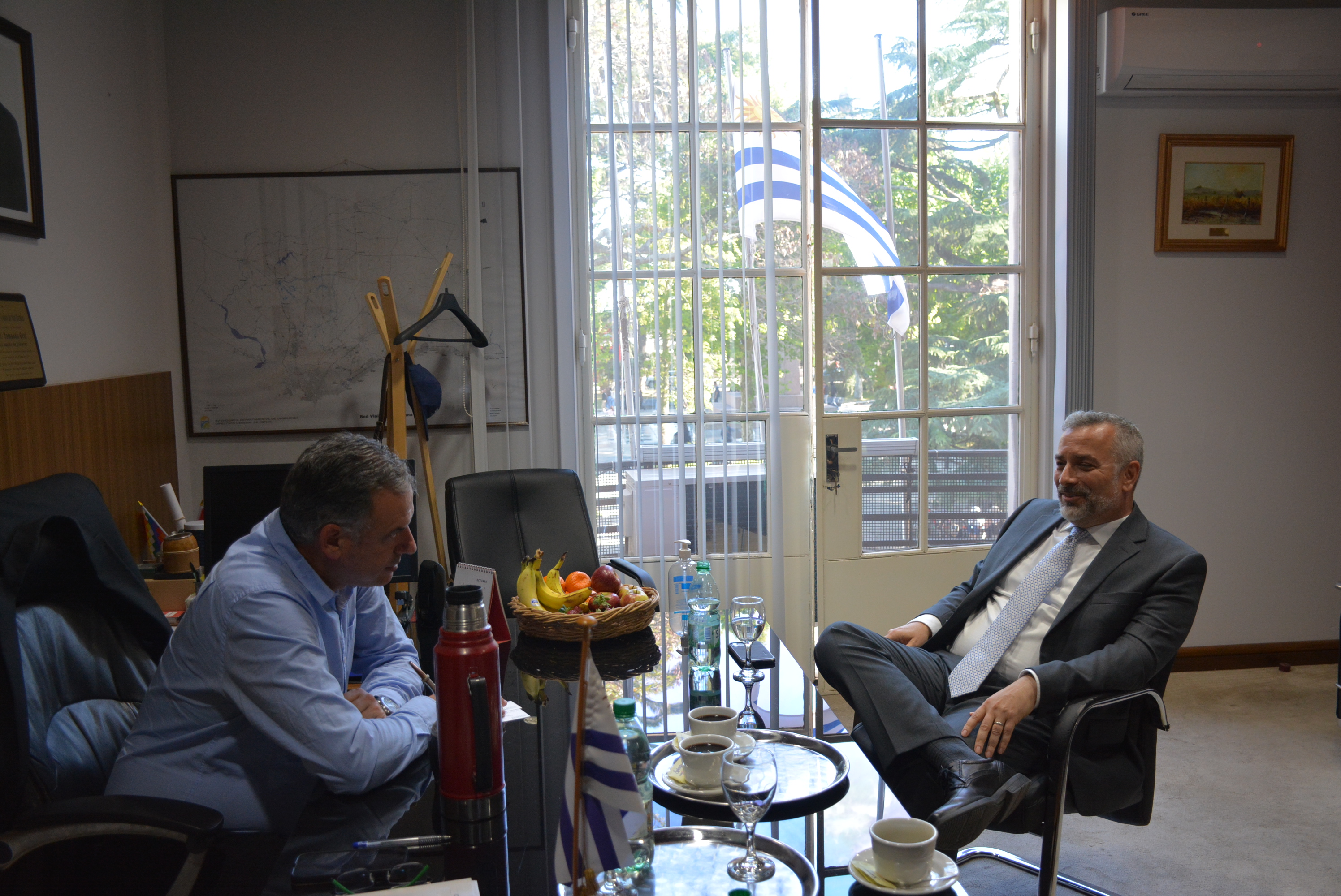 Reunión de trabajo entre el Intendente de Canelones, Yamandú Orsi, y el Encargado de Negocios de la Embajada de Estados Unidos en Uruguay, Karl Rios Reunión de trabajo entre el Intendente de Canelones, Yamandú Orsi, y el Encargado de Negocios de la Embajada de Estados Unidos en Uruguay, Karl Rios