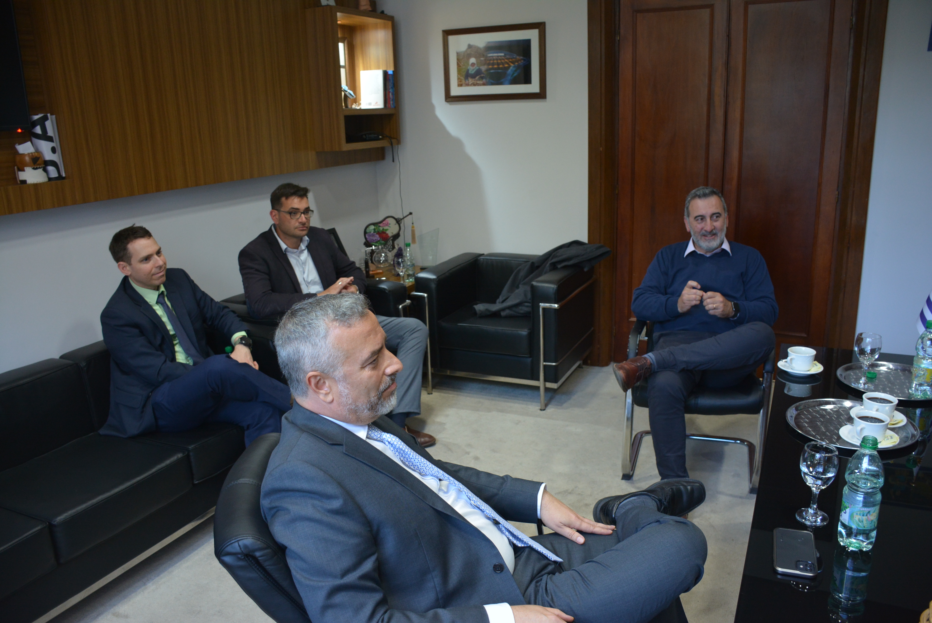 Reunión de trabajo entre el Intendente de Canelones, Yamandú Orsi, y el Encargado de Negocios de la Embajada de Estados Unidos en Uruguay, Karl Rios Reunión de trabajo entre el Intendente de Canelones, Yamandú Orsi, y el Encargado de Negocios de la Embajada de Estados Unidos en Uruguay, Karl Rios
