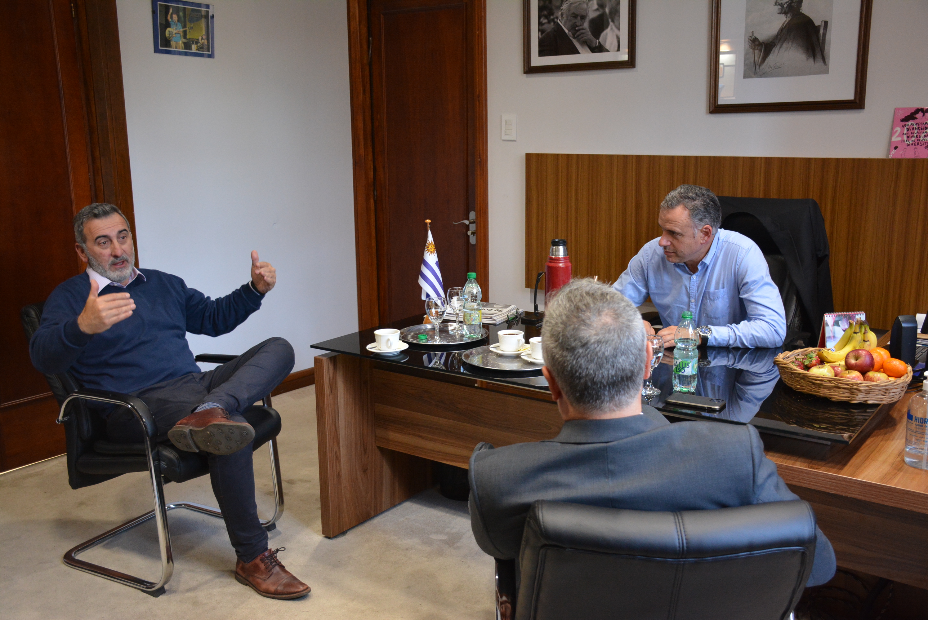El Director General de Relaciones Internacionales y Gobierno Abierto de la Intendencia de Canelones, Edison Lanza, el Intendente de Canelones, Yamandú Orsi, y el Encargado de Negocios de la Embajada de Estados Unidos en Uruguay, Karl Rios El Director General de Relaciones Internacionales y Gobierno Abierto de la Intendencia de Canelones, Edison Lanza, el Intendente de Canelones, Yamandú Orsi, y el Encargado de Negocios de la Embajada de Estados Unidos en Uruguay, Karl Rios