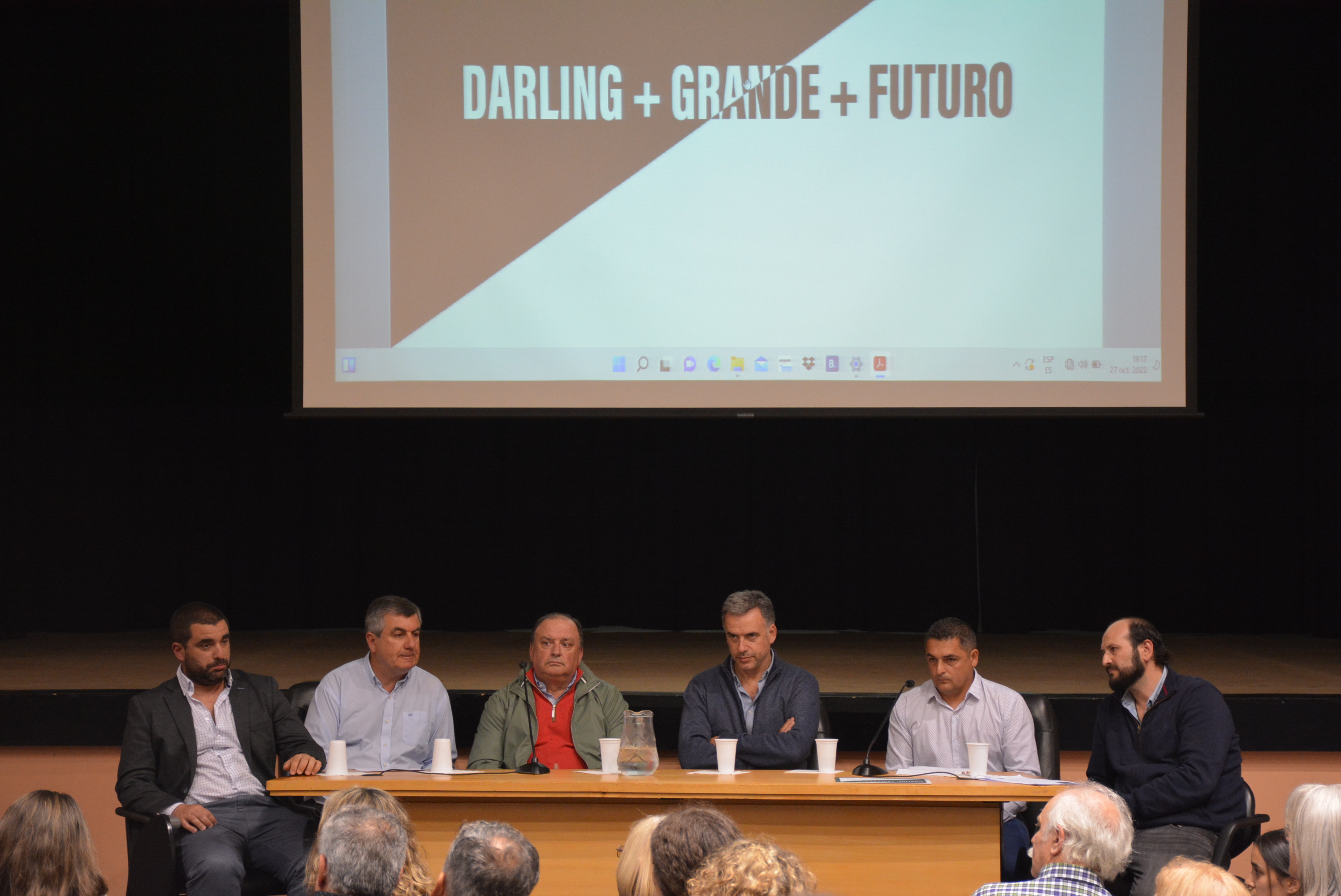 De izq. a der.: Lic. Nicolás Bava, integrante de la subcomisión de Obras de Darling Atlético Club, Néstor Rodríguez Plá, Jefe de Policía de Canelones, Víctor Trezza, Intendente de Canelones, Yamandú Orsi, Presidente de Darling Atlético Club, Jorge González, y el Arq. Nicolás Alonso, quien realizó el diseño del proyecto,en la presentación del nuevo proyecto deportivo de dicho club, en la Sala Lumiére de la ciudad de Canelones De izq. a der.: Lic. Nicolás Bava, integrante de la subcomisión de Obras de Darling Atlético Club, Néstor Rodríguez Plá, Jefe de Policía de Canelones, Víctor Trezza, Intendente de Canelones, Yamandú Orsi, Presidente de Darling Atlético Club, Jorge González, y el Arq. Nicolás Alonso, quien realizó el diseño del proyecto,en la presentación del nuevo proyecto deportivo de dicho club, en la Sala Lumiére de la ciudad de Canelones