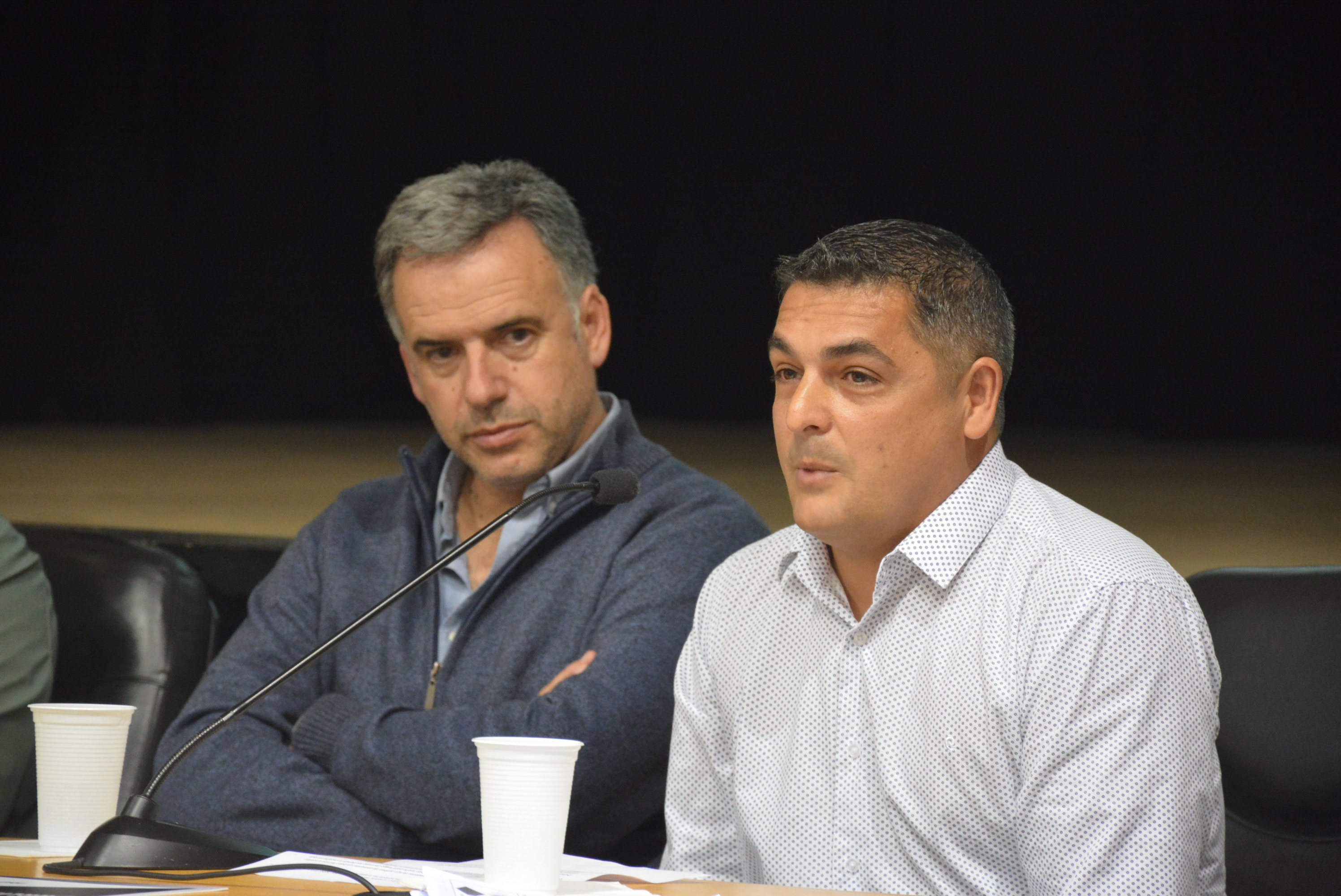 A la izquierda, el Intendente de Canelones, Yamandú Orsi, y a la derecha, el Presidente de Darling Atlético Club, Jorge González, en la presentación del nuevo proyecto deportivo de dicho club, en la Sala Lumiére de la ciudad de Canelones A la izquierda, el Intendente de Canelones, Yamandú Orsi, y a la derecha, el Presidente de Darling Atlético Club, Jorge González, en la presentación del nuevo proyecto deportivo de dicho club, en la Sala Lumiére de la ciudad de Canelones