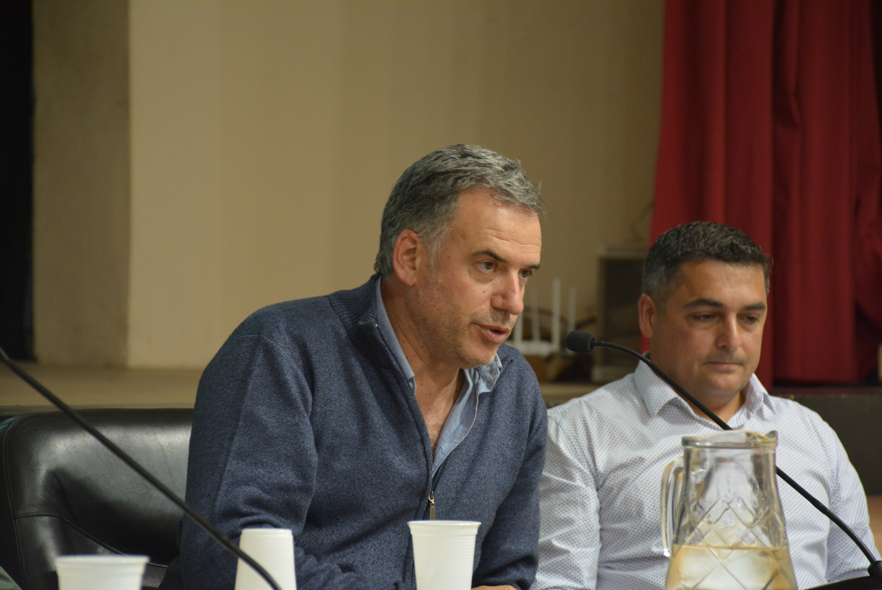 A la izquierda, el Intendente de Canelones, Yamandú Orsi, y a la derecha, el Presidente de Darling Atlético Club, Jorge González, en la presentación del neuvo proyecto deportivo de dicho club, en la Sala Lumiére de la ciudad de Canelones A la izquierda, el Intendente de Canelones, Yamandú Orsi, y a la derecha, el Presidente de Darling Atlético Club, Jorge González, en la presentación del neuvo proyecto deportivo de dicho club, en la Sala Lumiére de la ciudad de Canelones