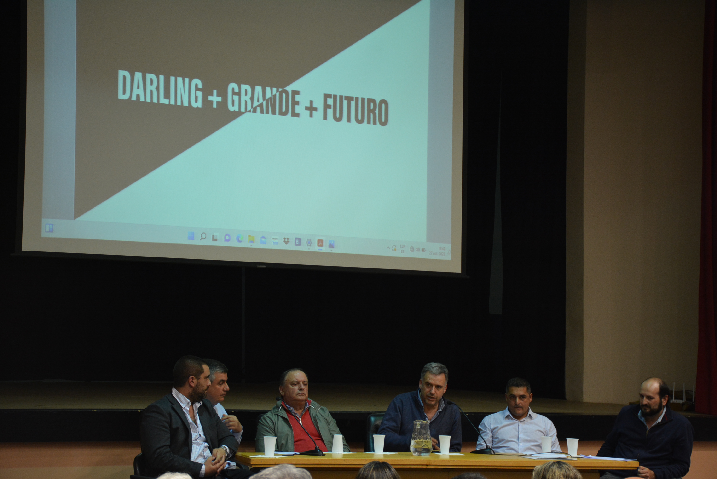 De izq. a der.: Lic. Nicolás Bava, integrante de la subcomisión de Obras de Darling Atlético Club, Néstor Rodríguez Plá, Jefe de Policía de Canelones, Víctor Trezza, Intendente de Canelones, Yamandú Orsi, Presidente de Darling Atlético Club, Jorge González, y el Arq. Nicolás Alonso, quien realizó el diseño del proyecto,en la presentación del nuevo proyecto deportivo de dicho club, en la Sala Lumiére de la ciudad de Canelones De izq. a der.: Lic. Nicolás Bava, integrante de la subcomisión de Obras de Darling Atlético Club, Néstor Rodríguez Plá, Jefe de Policía de Canelones, Víctor Trezza, Intendente de Canelones, Yamandú Orsi, Presidente de Darling Atlético Club, Jorge González, y el Arq. Nicolás Alonso, quien realizó el diseño del proyecto,en la presentación del nuevo proyecto deportivo de dicho club, en la Sala Lumiére de la ciudad de Canelones