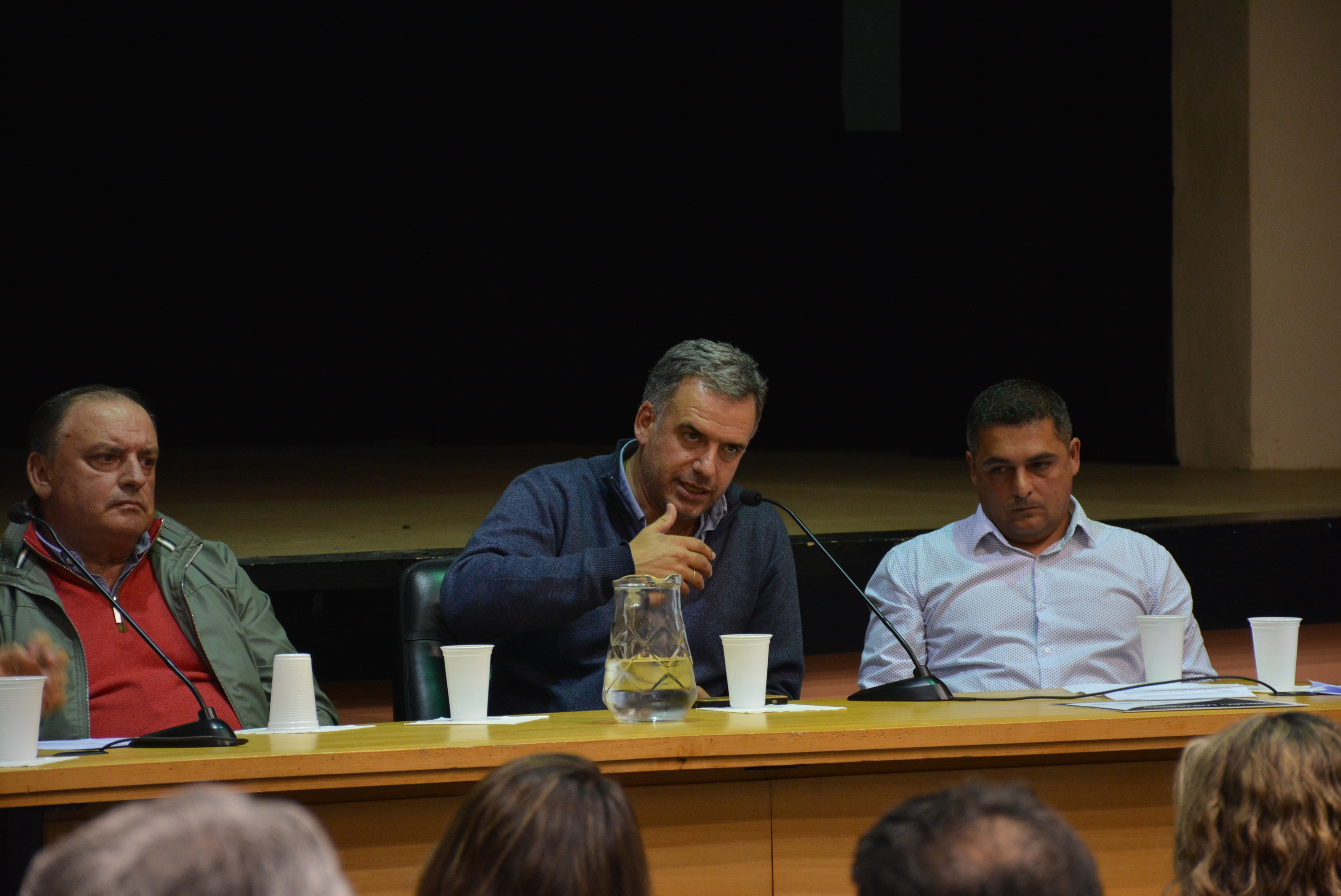 De izq. a der.: el Jefe de Policía de Canelones, el Intendente de Canelones, Yamandú Orsi, y el Presidente de Darling Atlético Club, Jorge González, en la presentación del nuevo proyecto deportivo de dicho club, en la Sala Lumiére de la ciudad de Canelones De izq. a der.: el Jefe de Policía de Canelones, el Intendente de Canelones, Yamandú Orsi, y el Presidente de Darling Atlético Club, Jorge González, en la presentación del nuevo proyecto deportivo de dicho club, en la Sala Lumiére de la ciudad de Canelones