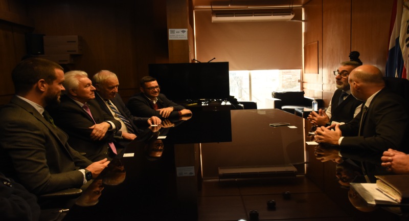 Reunión en la Sala de Actos de la Intendencia de Canelones con el Secretario General de la Intendencia de Canelones, Francisco Legnani, el Embajador de República Checa, Ľubomír Hladík, la Alcaldesa en funciones de Canelones, Alicia Delbono, el Director de Relaciones Internacionales y Gobierno Abierto, Edison Lanza, con demás autoridades del Gobierno Departamental y representantes diplomáticos. Reunión en la Sala de Actos de la Intendencia de Canelones con el Secretario General de la Intendencia de Canelones, Francisco Legnani, el Embajador de República Checa, Ľubomír Hladík, la Alcaldesa en funciones de Canelones, Alicia Delbono, el Director de Relaciones Internacionales y Gobierno Abierto, Edison Lanza, con demás autoridades del Gobierno Departamental y representantes diplomáticos.