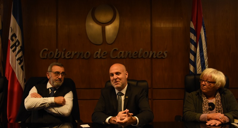 El Director de Relaciones Internacionales y Gobierno Abierto, Edison Lanza, el Secretario General de la Intendencia de Canelones, Francisco Legnani, y la Alcaldesa en funciones de Canelones, Alicia Delbono, en reunión con representantes diplomáticos en la Sala de Actos de la Intendencia de Canelones. El Director de Relaciones Internacionales y Gobierno Abierto, Edison Lanza, el Secretario General de la Intendencia de Canelones, Francisco Legnani, y la Alcaldesa en funciones de Canelones, Alicia Delbono, en reunión con representantes diplomáticos en la Sala de Actos de la Intendencia de Canelones.