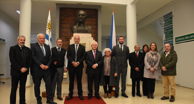 El Secretario General de la Intendencia de Canelones, Francisco Legnani, el Embajador de República Checa, Ľubomír Hladík, la Alcaldesa en funciones de Canelones, Alicia Delbono, el Director de Relaciones Internacionales y Gobierno Abierto, Edison Lanza, con demás autoridades del Gobierno Departamental y representantes diplomáticos. El Secretario General de la Intendencia de Canelones, Francisco Legnani, el Embajador de República Checa, Ľubomír Hladík, la Alcaldesa en funciones de Canelones, Alicia Delbono, el Director de Relaciones Internacionales y Gobierno Abierto, Edison Lanza, con demás autoridades del Gobierno Departamental y representantes diplomáticos.