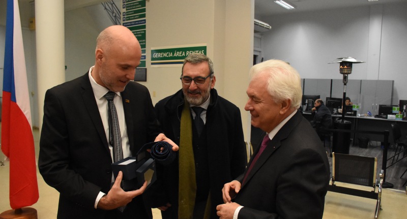 El Secretario General de la Intendencia de Canelones, Francisco Legnani, el Embajador de República Checa, Ľubomír Hladík, y el Director de Relaciones Internacionales y Gobierno Abierto, Edison Lanza, intercambiando presentes. El Secretario General de la Intendencia de Canelones, Francisco Legnani, el Embajador de República Checa, Ľubomír Hladík, y el Director de Relaciones Internacionales y Gobierno Abierto, Edison Lanza, intercambiando presentes.
