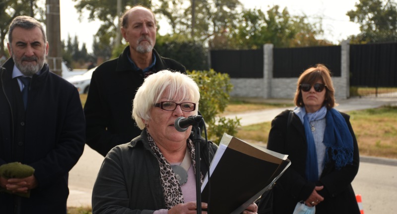 La Alcaldesa en funciones de Canelones, Alicia Delbono, en la conmemoración de los 80° aniversario de la masacre de Lídice en la plaza Lídice de la ciudad de Canelones. La Alcaldesa en funciones de Canelones, Alicia Delbono, en la conmemoración de los 80° aniversario de la masacre de Lídice en la plaza Lídice de la ciudad de Canelones.