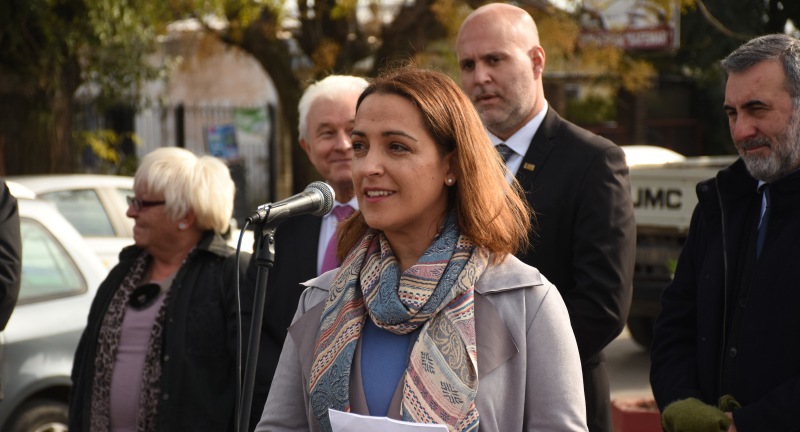 La secretaria de la Asociación Uruguaya de Amigos de la República Checa, Verónica Olt, en la conmemoración de los 80° aniversario de la masacre de Lídice en la plaza Lídice de la ciudad de Canelones. La secretaria de la Asociación Uruguaya de Amigos de la República Checa, Verónica Olt, en la conmemoración de los 80° aniversario de la masacre de Lídice en la plaza Lídice de la ciudad de Canelones.