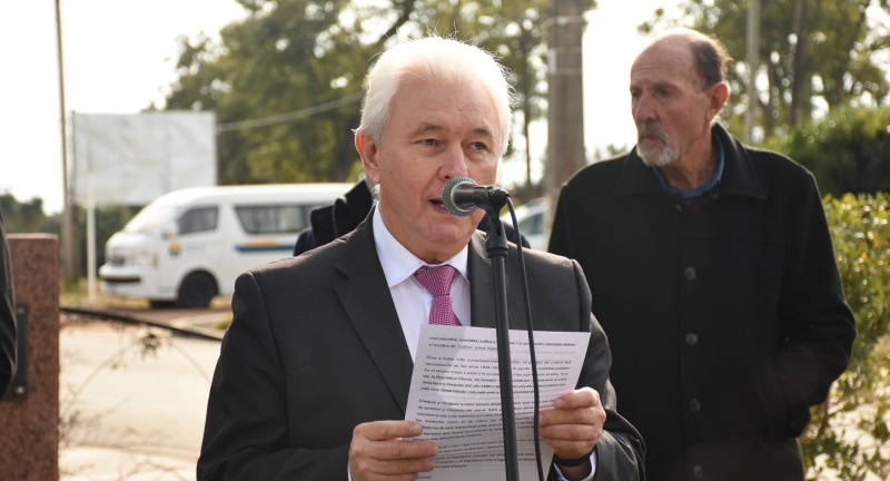 El Embajador de República Checa concurrente en Uruguay, Ľubomír Hladík, en la conmemoración de los 80° aniversario de la masacre de Lídice en la plaza Lídice de la ciudad de Canelones. El Embajador de República Checa concurrente en Uruguay, Ľubomír Hladík, en la conmemoración de los 80° aniversario de la masacre de Lídice en la plaza Lídice de la ciudad de Canelones.