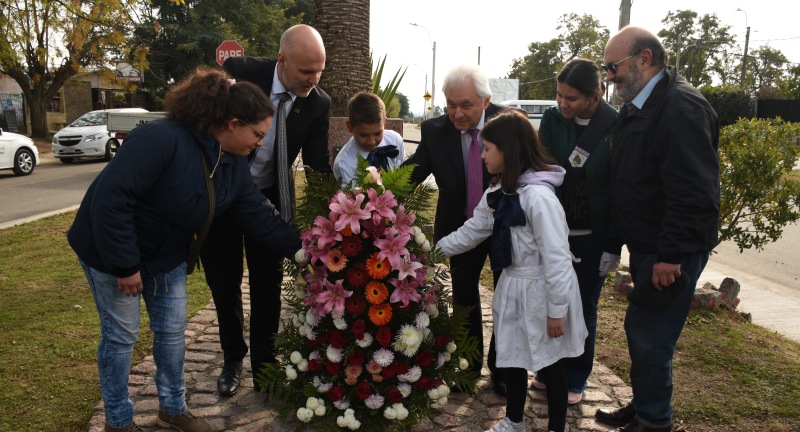 Conmemoración de los 80° aniversario de la masacre de Lídice en la plaza Lídice de la ciudad de Canelones. Conmemoración de los 80° aniversario de la masacre de Lídice en la plaza Lídice de la ciudad de Canelones.