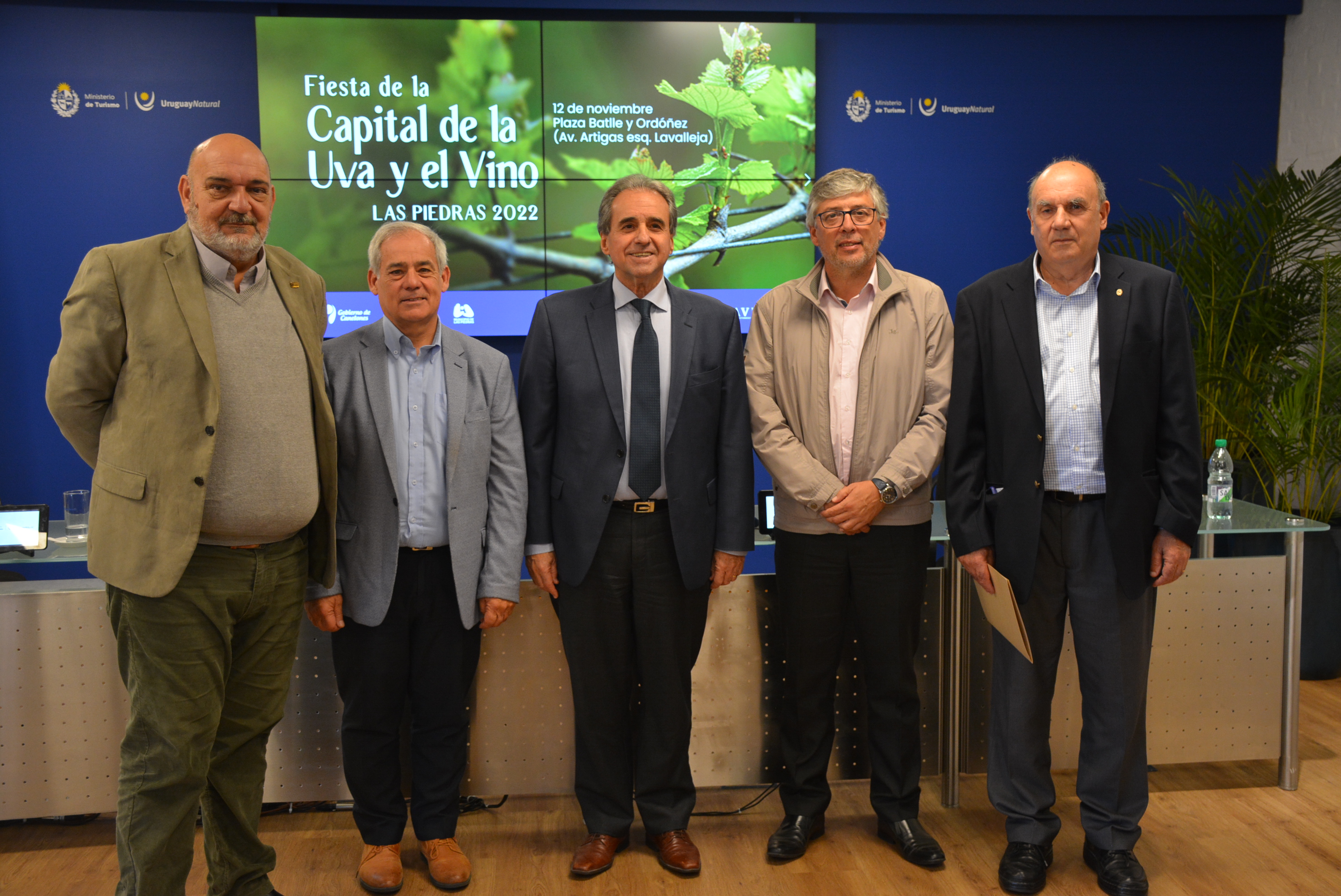 De iz. a der.: el Director General de Desarrollo Económico de la Intendencia, Álvaro Suárez, Director de Turismo de la Intendencia, Horacio Yanes, el Subsecretario del Ministerio de Turismo, Remo Monzeglio, el Alcalde Las Piedras, Gustavo González, y el Vicepresidente de INAVI, Oscar Perdomo, en el lanzamiento de la 1ª edición de la Fiesta de la Capital de la Uva y el Vino De iz. a der.: el Director General de Desarrollo Económico de la Intendencia, Álvaro Suárez, Director de Turismo de la Intendencia, Horacio Yanes, el Subsecretario del Ministerio de Turismo, Remo Monzeglio, el Alcalde Las Piedras, Gustavo González, y el Vicepresidente de INAVI, Oscar Perdomo, en el lanzamiento de la 1ª edición de la Fiesta de la Capital de la Uva y el Vino