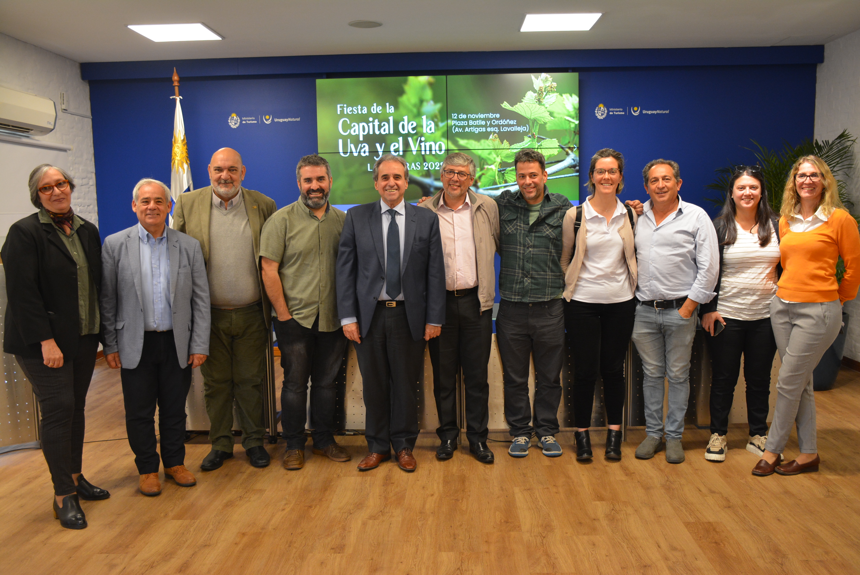 El Director de Turismo de la Intendencia, Horacio Yanes, el Subsecretario del Ministerio de Turismo, Remo Monzeglio, el el Director General de Desarrollo Económico de la Intendencia, Álvaro Suárez, el responsable del Museo de la Uva y el Vino, Juan Carbajal, y parte del equipo de la Intendencia que trabajó en la organización de la 1ª edición de la Fiesta de la Capital de la Uva y el Vino El Director de Turismo de la Intendencia, Horacio Yanes, el Subsecretario del Ministerio de Turismo, Remo Monzeglio, el el Director General de Desarrollo Económico de la Intendencia, Álvaro Suárez, el responsable del Museo de la Uva y el Vino, Juan Carbajal, y parte del equipo de la Intendencia que trabajó en la organización de la 1ª edición de la Fiesta de la Capital de la Uva y el Vino