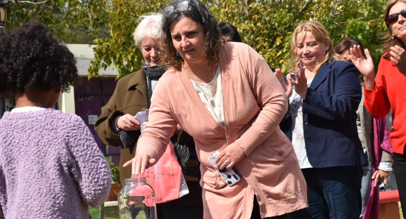 Alcaldesa del Municipio Parque del Plata-Las Toscas, Tania Vecchio, colocando su mensaje en Cápsula del tiempo Alcaldesa del Municipio Parque del Plata-Las Toscas, Tania Vecchio, colocando su mensaje en Cápsula del tiempo