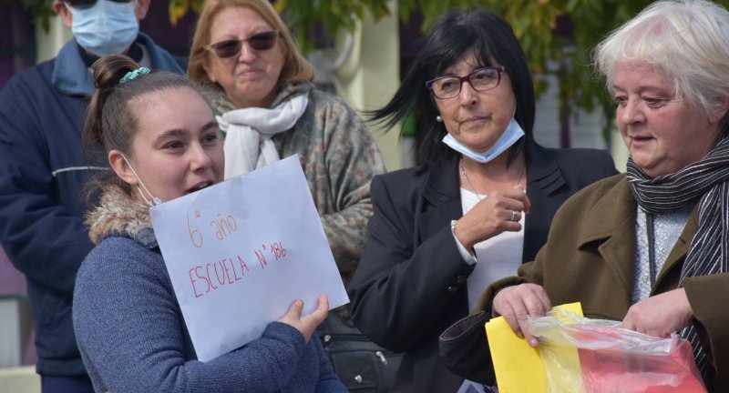 Representante de la Escuela N° 186, deja mensajes de niños y niñas. Trabajos realizados con docentes. Representante de la Escuela N° 186, deja mensajes de niños y niñas. Trabajos realizados con docentes