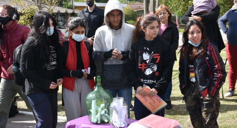 Alumnado del Liceo Rafael Barradas entregan mensajes para la Cápsula del tiempo Alumnado del Liceo Rafael Barradas entregan mensajes para la Cápsula del tiempo