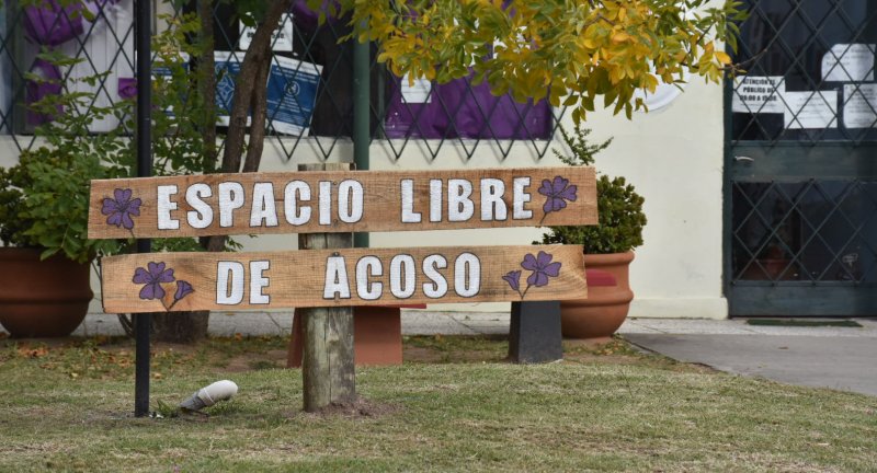 Cartel instalado frente al Municipio de Parque del Plata - Las Toscas Cartel instalado frente al Municipio de Parque del Plata - Las Toscas
