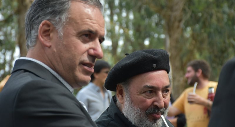 ntendente de Canelones Yamandú Orsi y el músico Eduardo Larbanois, previo al lanzamiento.