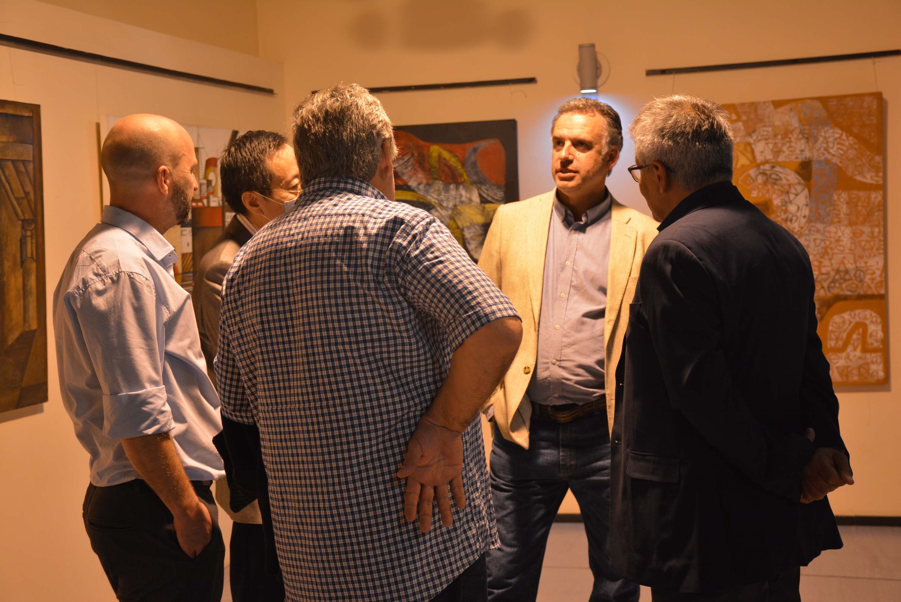 Autoridades en la apertura de la muestra colectiva del Intercambio Cultural Uruguay – China titulada Entre orientales en la Sala Lumiere de la ciudad de Canelones. 