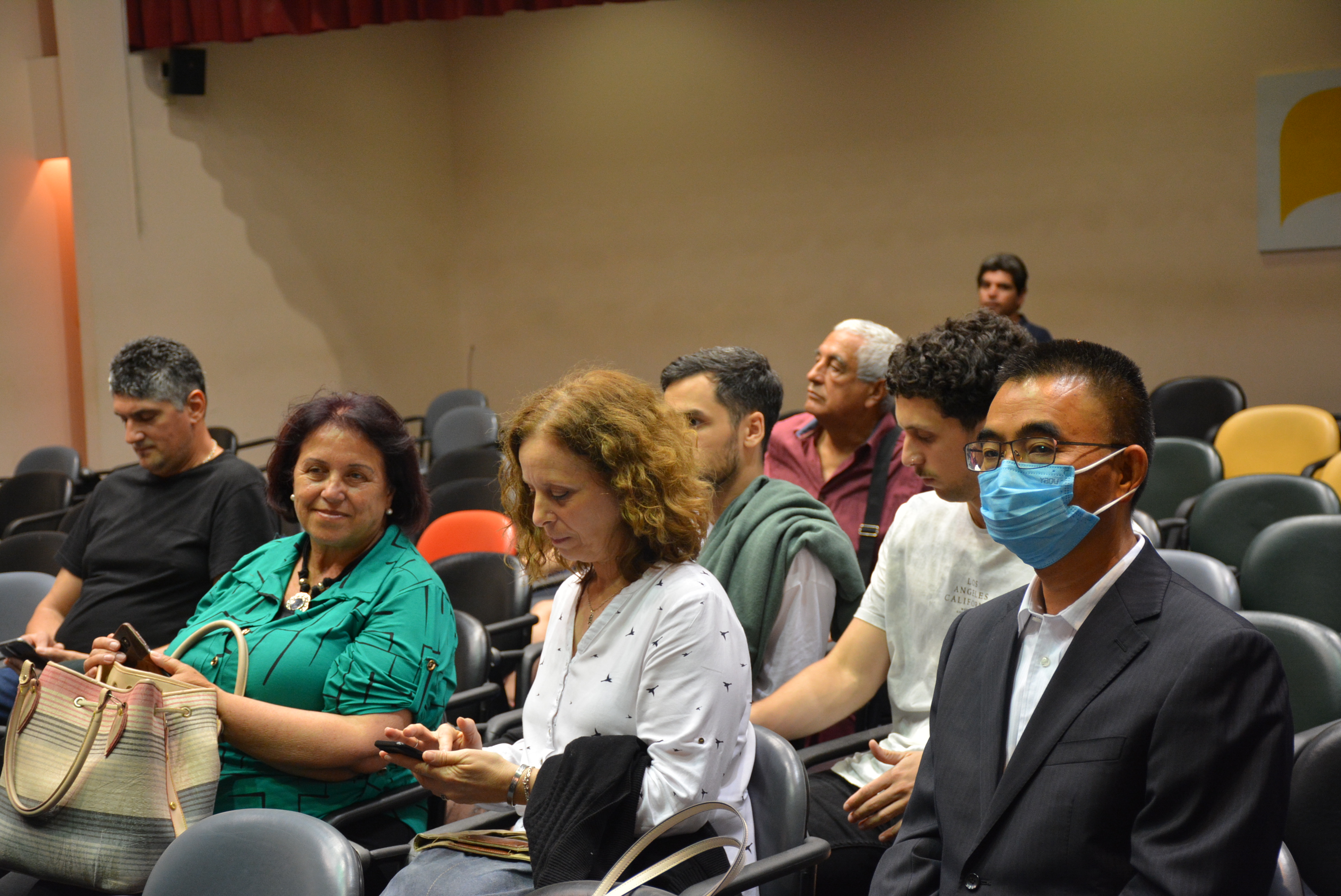 Apertura de la muestra colectiva del Intercambio Cultural Uruguay – China titulada Entre orientales en la Sala Lumiere de la ciudad de Canelones. 