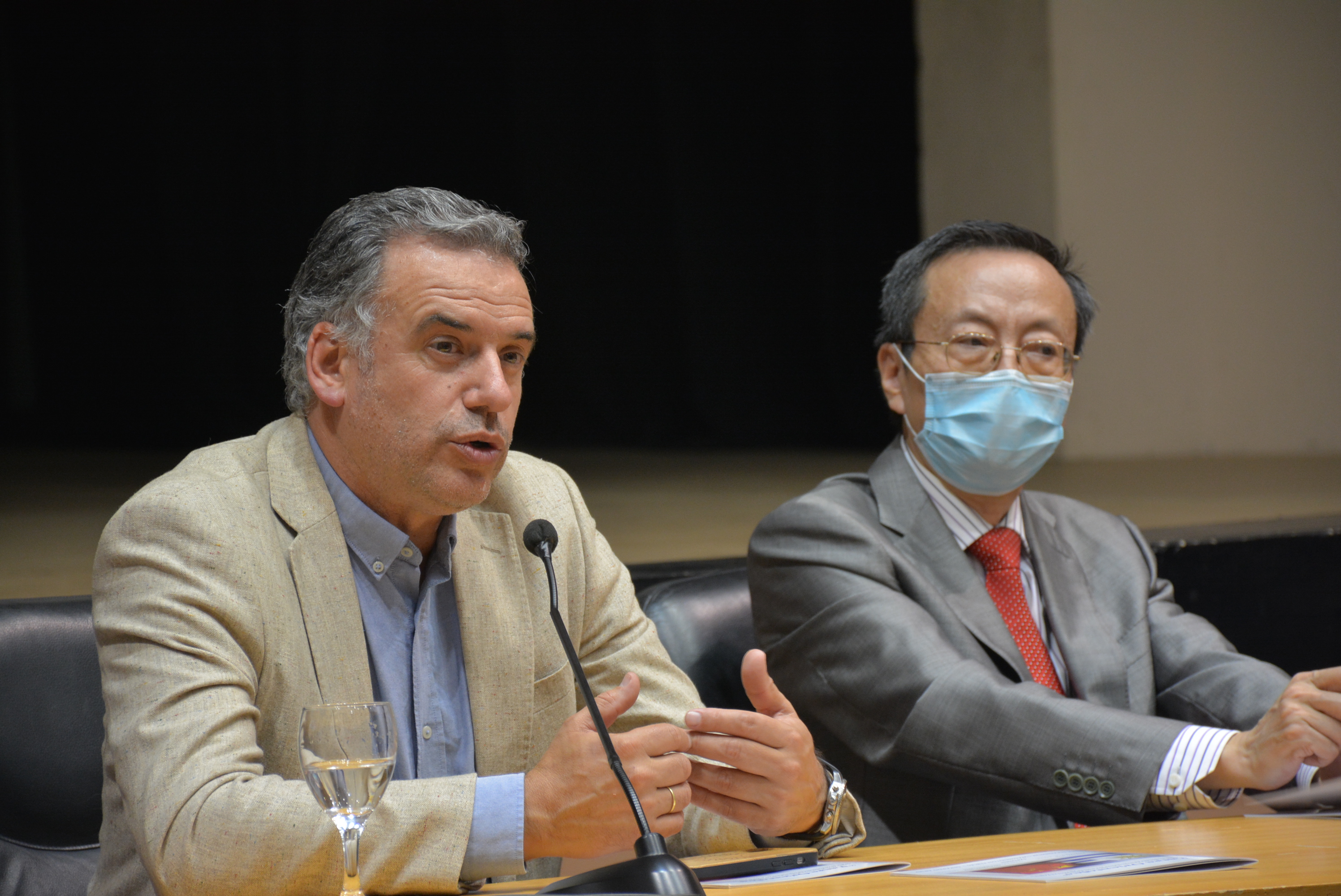 Intendente de Canelones, Yamandú Orsi, y Embajador de la República Popular China, Wang Gang, en la apertura de la muestra colectiva del Intercambio Cultural Uruguay – China titulada Entre orientales