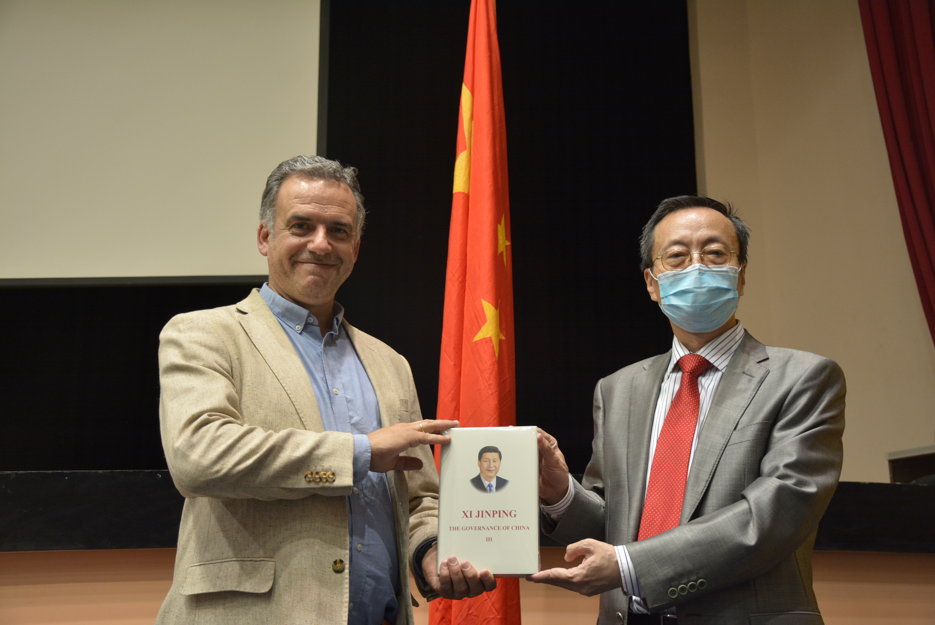 Intendente de Canelones, Yamandú Orsi, y Embajador de la República Popular China, Wang Gang, en la apertura de la muestra colectiva del Intercambio Cultural Uruguay – China titulada Entre orientales