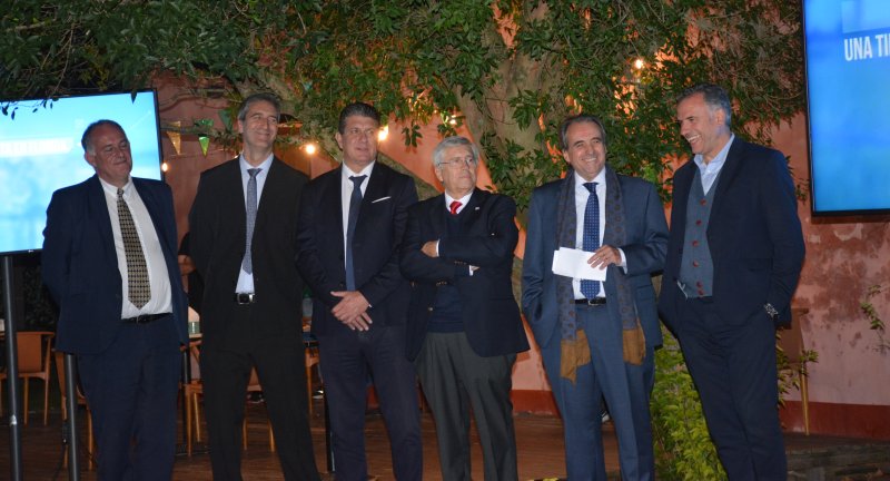 Autoridades en el lanzamiento nacional de la temporada otoño-invierno en la Quinta Capurro de Santa Lucía. De izquierda a derecha: Director Nacional de Turismo, Roque Baudean, Alcalde de Santa Lucía, Leonardo Mollo, Director General de Secretaría, Ignacio Curbelo, Ministro de Turismo, Tabaré Viera, Subsecretario Ministerio de Turismo, Remo Monzeglio, e Intendente de Canelones, Yamandú Orsi. Autoridades en el lanzamiento nacional de la temporada otoño-invierno en la Quinta Capurro de Santa Lucía. De izquierda a derecha: Director Nacional de Turismo, Roque Baudean, Alcalde de Santa Lucía, Leonardo Mollo, Director General de Secretaría, Ignacio Curbelo, Ministro de Turismo, Tabaré Viera, Subsecretario Ministerio de Turismo, Remo Monzeglio, e Intendente de Canelones, Yamandú Orsi.