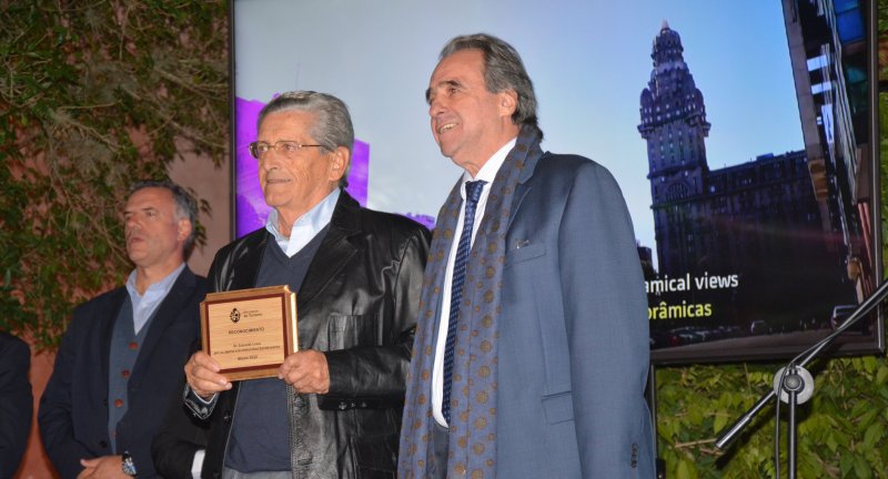 Reconocimiento a Eduardo Lenzi en el lanzamiento nacional de la temporada otoño-invierno en la Quinta Capurro de Santa Lucía. Reconocimiento a Eduardo Lenzi en el lanzamiento nacional de la temporada otoño-invierno en la Quinta Capurro de Santa Lucía.