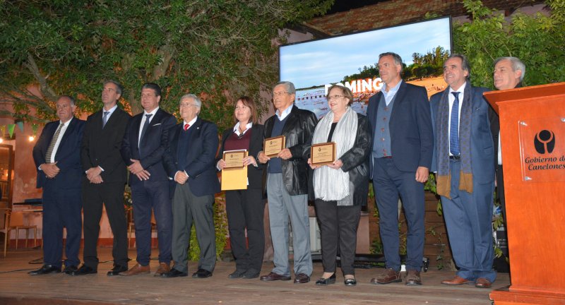 Los homenajeados con las autoridades presentes en el lanzamiento nacional de la temporada otoño-invierno en la Quinta Capurro de Santa Lucía. Los homenajeados con las autoridades presentes en el lanzamiento nacional de la temporada otoño-invierno en la Quinta Capurro de Santa Lucía.