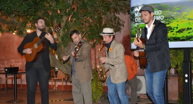 Banda Los Garufa cerrando el lanzamiento nacional de la temporada otoño-invierno. Banda Los Garufa cerrando el lanzamiento nacional de la temporada otoño-invierno.