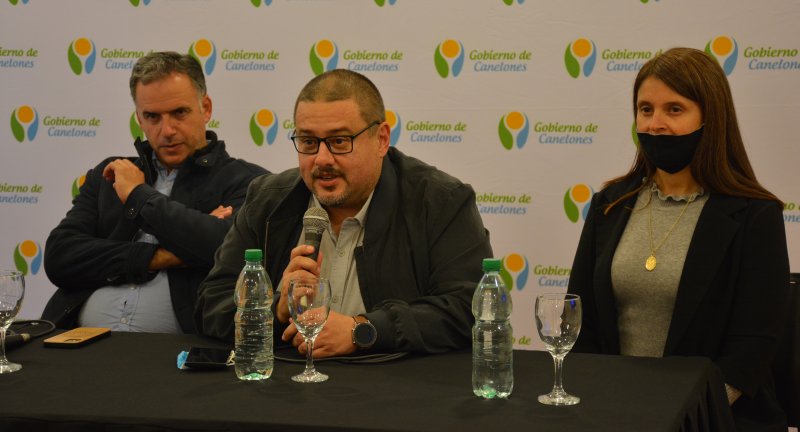 De izquierda a derecha: Intendente de Canelones, Yamandú Orsi, Director General de Gestión Ambiental y Coordinador de CECOED Canelones, Leonardo Herou, y Directora del Área de Tecnología, Información y Comunicación (ATIC), Patricia Bentancur en el lanzamiento de la línea gratuita de atención telefónica ante emergencias climáticas De izquierda a derecha: Intendente de Canelones, Yamandú Orsi, Director General de Gestión Ambiental y Coordinador de CECOED Canelones, Leonardo Herou, y Directora del Área de Tecnología, Información y Comunicación (ATIC), Patricia Bentancur, De izquierda a derecha: Intendente de Canelones, Yamandú Orsi, Director General de Gestión Ambiental y Coordinador de CECOED Canelones, Leonardo Herou, y Directora del Área de Tecnología, Información y Comunicación (ATIC), Patricia Bentancur en el lanzamiento de la lín