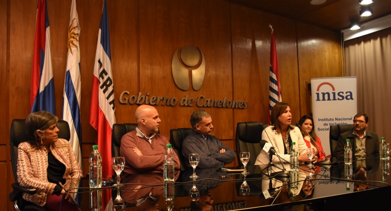 De izquierda a derecha: la Pro Secretaria General de la Intendencia, Silvana Nieves, el Secretario General de la Intendencia, Francisco Legnani, el Intendente de Canelones, Yamandú Orsi, la Presidenta de INISA, Rosanna de Olivera, la Subdirectora de INISA, Andrea Venosa, y el Coordinador del Gabinete Sociocultural de la Intendencia, Alarico Rodríguez, en la firma de convenio entre la Intendencia e INISA en la Sala de Actos Daniel Muñóz del Palacio Municipal. De izquierda a derecha: la Pro Secretaria General de la Intendencia, Silvana Nieves, el Secretario General de la Intendencia, Francisco Legnani, el Intendente de Canelones, Yamandú Orsi, la Presidenta de INISA, Rosanna de Olivera, la Subdirectora de INISA, Andrea Venosa, y el Coordinador del Gabinete Sociocultural de la Intendencia, Alarico Rodríguez, en la firma de convenio entre la Intendencia e INISA en la Sala de Actos Daniel Muñóz del Palacio Municipal.