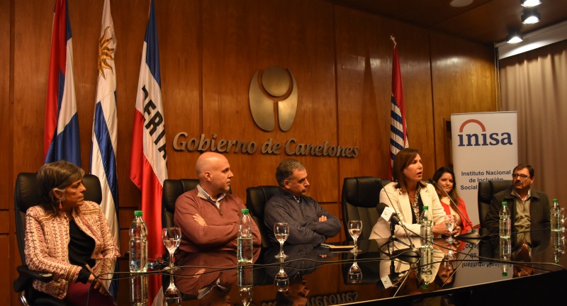 De izquierda a derecha: la Pro Secretaria General de la Intendencia, Silvana Nieves, el Secretario General de la Intendencia, Francisco Legnani, el Intendente de Canelones, Yamandú Orsi, la Presidenta de INISA, Rosanna de Olivera, la Subdirectora de INISA, Andrea Venosa, y el Coordinador del Gabinete Sociocultural de la Intendencia, Alarico Rodríguez, en la firma de convenio entre la Intendencia e INISA en la Sala de Actos Daniel Muñóz del Palacio Municipal.