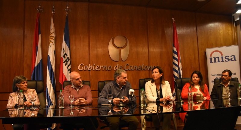 De izquierda a derecha: la Pro Secretaria General de la Intendencia, Silvana Nieves, el Secretario General de la Intendencia, Francisco Legnani, el Intendente de Canelones, Yamandú Orsi, la Presidenta de INISA, Rosanna de Olivera, la Subdirectora de INISA, Andrea Venosa, y el Coordinador del Gabinete Sociocultural de la Intendencia, Alarico Rodríguez, en la firma de convenio entre la Intendencia e INISA en la Sala de Actos Daniel Muñóz del Palacio Municipal.