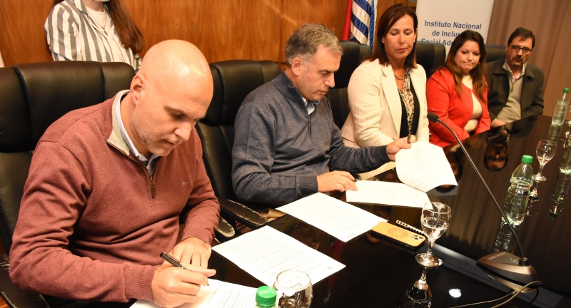 Autoridades de la Intendencia y de INISA en la firma de convenio entre la Intendencia e INISA en la Sala de Actos Daniel Muñóz del Palacio Municipal. Autoridades de la Intendencia y de INISA en la firma de convenio entre la Intendencia e INISA en la Sala de Actos Daniel Muñóz del Palacio Municipal.
