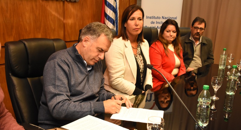 Autoridades de la Intendencia y de INISA en la firma de convenio entre la Intendencia e INISA en la Sala de Actos Daniel Muñóz del Palacio Municipal.