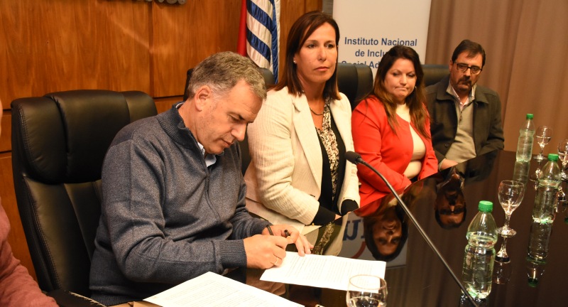 Autoridades de la Intendencia y de INISA en la firma de convenio entre la Intendencia e INISA en la Sala de Actos Daniel Muñóz del Palacio Municipal. Autoridades de la Intendencia y de INISA en la firma de convenio entre la Intendencia e INISA en la Sala de Actos Daniel Muñóz del Palacio Municipal.