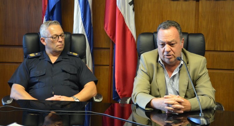 Jefe comisario de Bomberos Canelones, Roosvelt Ronald, y el Director del Sistema Nacional de Emergencias (SINAE), Cnel. (R) Sergio Rico, en la presentación del Plan de Gestión Integral de Riesgo 2022-2025 de Canelones.