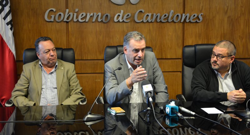 De izq. a der.:Director del Sistema Nacional de Emergencias (SINAE), Cnel. (R) Sergio Rico, Intendente de Canelones, Prof. Yamandú Orsi y el Coordinador de CECOED Canelones, Leonardo Herou, en la presentación del Plan de Gestión Integral de Riesgo 2022-2025 de Canelones.