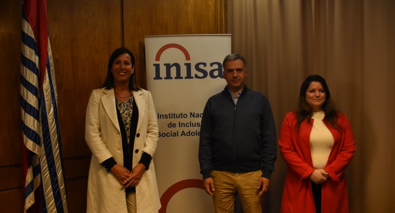 La Presidenta de INISA, Rosanna de Olivera, el Intendente de Canelones, Yamandú Orsi,  la Subdirectora de INISA, Andrea Venosa, en la firma de convenio entre la Intendencia e INISA en la Sala de Actos Daniel Muñóz del Palacio Municipal.